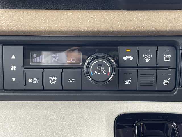ホンダ Ｎ ＢＯＸ 滋賀県 2024(令6)年 0.8万km ルナシルバーM 9型純正ナビ/・Bluetooth/フルセグ/・CD/DVD/バックカメラ/ステアリングリモコン/ETC/前方ドライブレコーダー/アダプティブクルコン/前席シートヒーター/両側パワースライドドア/シートリフター/オートリトラミラー/LEDヘッドライト/ホンダセンシング/・衝突軽減ブレーキ/・パーキングセンサー警報/・踏み間違い衝突軽減システム/・路外逸脱抑制機能/スマートキー