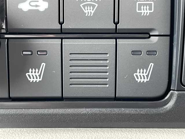 ホンダ Ｎ ＢＯＸ 滋賀県 2024(令6)年 0.8万km ルナシルバーM 9型純正ナビ/・Bluetooth/フルセグ/・CD/DVD/バックカメラ/ステアリングリモコン/ETC/前方ドライブレコーダー/アダプティブクルコン/前席シートヒーター/両側パワースライドドア/シートリフター/オートリトラミラー/LEDヘッドライト/ホンダセンシング/・衝突軽減ブレーキ/・パーキングセンサー警報/・踏み間違い衝突軽減システム/・路外逸脱抑制機能/スマートキー