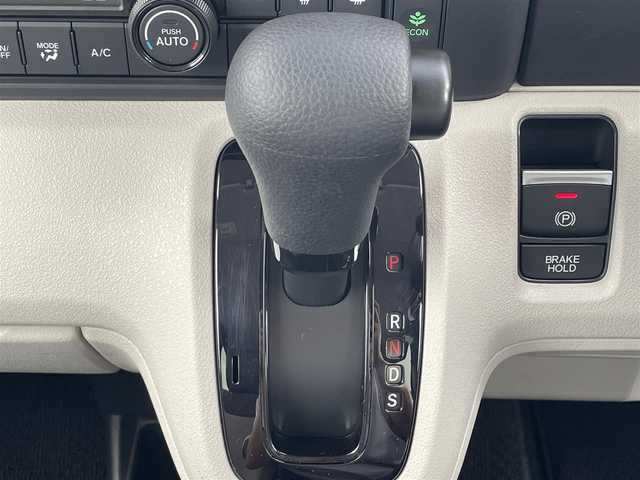 ホンダ Ｎ ＢＯＸ 滋賀県 2024(令6)年 0.8万km ルナシルバーM 9型純正ナビ/・Bluetooth/フルセグ/・CD/DVD/バックカメラ/ステアリングリモコン/ETC/前方ドライブレコーダー/アダプティブクルコン/前席シートヒーター/両側パワースライドドア/シートリフター/オートリトラミラー/LEDヘッドライト/ホンダセンシング/・衝突軽減ブレーキ/・パーキングセンサー警報/・踏み間違い衝突軽減システム/・路外逸脱抑制機能/スマートキー