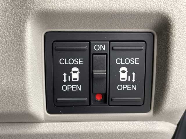 ホンダ Ｎ ＢＯＸ 栃木県 2024(令6)年 0.8万km ルナシルバーM 9型純正ナビ/（CD/DVD/Bluetooth/TV/USB/Applecarplay/AndroidAuto)/バックカメラ/ステアリングリモコン/ETC/前方ドライブレコーダー/アダプティブクルコン/前席シートヒーター/両側パワースライドドア/シートリフター/オートリトラミラー/LEDヘッドライト/ホンダセンシング/・衝突軽減ブレーキ/・パーキングセンサー警報/・踏み間違い衝突軽減システム/・路外逸脱抑制機能/スマートキー