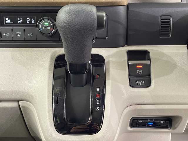 ホンダ Ｎ ＢＯＸ 栃木県 2024(令6)年 0.8万km ルナシルバーM 9型純正ナビ/（CD/DVD/Bluetooth/TV/USB/Applecarplay/AndroidAuto)/バックカメラ/ステアリングリモコン/ETC/前方ドライブレコーダー/アダプティブクルコン/前席シートヒーター/両側パワースライドドア/シートリフター/オートリトラミラー/LEDヘッドライト/ホンダセンシング/・衝突軽減ブレーキ/・パーキングセンサー警報/・踏み間違い衝突軽減システム/・路外逸脱抑制機能/スマートキー