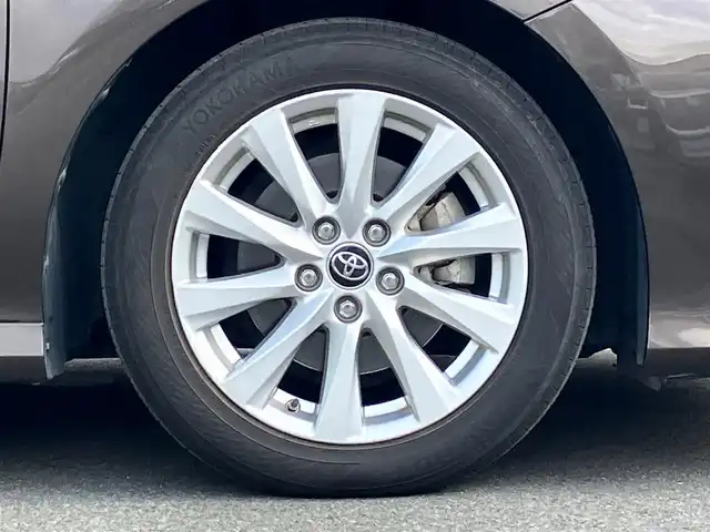 トヨタ カムリ G 静岡県 2017(平29)年 8.3万km 茶 純正ナビ(CD/DVDBT/フルセグ)/バックカメラ/純正ドライブレコーダー/純正ETC2.0/デジタルインナーミラー/BSM/レーダークルーズコントロール/ヘッドアップディスプレイ/USB入力端子/D席パワーシート/合皮シート/純正フロアマット/純正アルミホイール/コーナーセンサー前後/レーンキープアシスト/盗難防止装置/オートライト/オートマチックハイビーム/LEDヘッドライト/W+サイドエアバッグ/衝突軽減システム/カーテンエアバッグ/エンジンスタートボタン/パワーウィンドウ/パワーステアリング/アイドリングストップ/スマートキー/スペアキー１本/オートエアコン/ABS/横滑り防止装置
