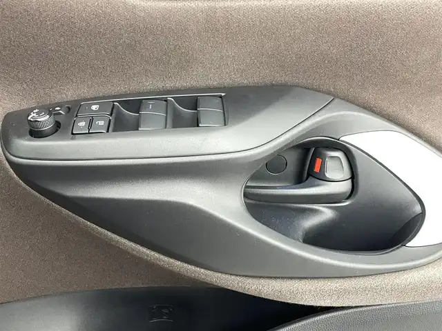 トヨタ ヤリスクロス Z 熊本県 2020(令2)年 2.2万km ブラックマイカ/センシュアルレッドマイカ 純正8インチナビ（ＢＴ・フルセグ・ＵＳＢ）/バックカメラ　/純正ビルトインＥＴＣ　/レーダークルーズコントロール　/前後クリアランスソナー　/前席シートヒーター　/運転席パワーシート　/衝突軽減ブレーキ　/レーンキープアシスト/横滑り防止/ハーフレザーシート/純正１８インチAW/オートライト/オートマチックハイビーム/LEDヘッドライト/フォグランプ/スマートキー/プッシュスタート