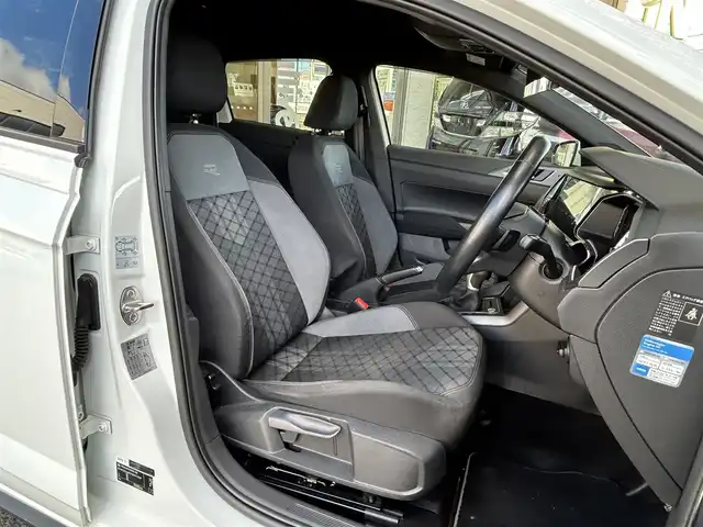 フォルクスワーゲン ＶＷ ポロ TSI Rライン 宮城県 2023(令5)年 1.3万km 白 ・ワンオーナー/・純正ナビ/（Bluetooth）/・レーダークルーズコントロール/・アイドリングストップ/・前ドライブレコーダー/・バックカメラ/・前後コーナーセンサー/・レーンキープアシスト/・パーキングアシスト/・ブラインドスポットモニター/・HIDライト/・オートライト/・オートハイビーム/・フロントフォグランプ/・リアフォグランプ/・革ステアリング/・ステアリングスイッチ/・MTモード/・パドルシフト/・ISOFIX/・ETC2.0/・電動格納ウィンカーミラー/・バイザー/・フロアマット/・スマートキー/・プッシュスタート/・スペアキー×1/・純正17インチアルミホイール/・W＋サイドエアバッグ/ABS/・横滑り防止装置/・盗難防止センサー/・取扱説明書