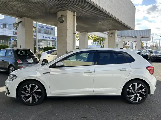 フォルクスワーゲン ＶＷ ポロ TSI Rライン 宮城県 2023(令5)年 1.3万km 白 ・ワンオーナー/・純正ナビ/（Bluetooth）/・レーダークルーズコントロール/・アイドリングストップ/・前ドライブレコーダー/・バックカメラ/・前後コーナーセンサー/・レーンキープアシスト/・パーキングアシスト/・ブラインドスポットモニター/・HIDライト/・オートライト/・オートハイビーム/・フロントフォグランプ/・リアフォグランプ/・革ステアリング/・ステアリングスイッチ/・MTモード/・パドルシフト/・ISOFIX/・ETC2.0/・電動格納ウィンカーミラー/・バイザー/・フロアマット/・スマートキー/・プッシュスタート/・スペアキー×1/・純正17インチアルミホイール/・W＋サイドエアバッグ/ABS/・横滑り防止装置/・盗難防止センサー/・取扱説明書
