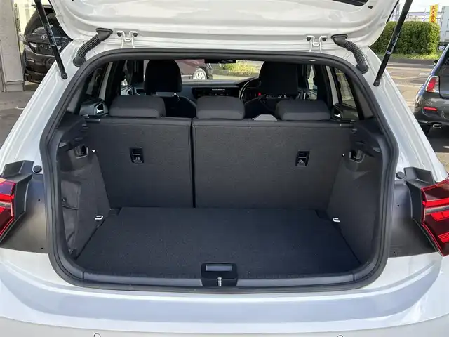 フォルクスワーゲン ＶＷ ポロ TSI Rライン 宮城県 2023(令5)年 1.3万km 白 ・ワンオーナー/・純正ナビ/（Bluetooth）/・レーダークルーズコントロール/・アイドリングストップ/・前ドライブレコーダー/・バックカメラ/・前後コーナーセンサー/・レーンキープアシスト/・パーキングアシスト/・ブラインドスポットモニター/・HIDライト/・オートライト/・オートハイビーム/・フロントフォグランプ/・リアフォグランプ/・革ステアリング/・ステアリングスイッチ/・MTモード/・パドルシフト/・ISOFIX/・ETC2.0/・電動格納ウィンカーミラー/・バイザー/・フロアマット/・スマートキー/・プッシュスタート/・スペアキー×1/・純正17インチアルミホイール/・W＋サイドエアバッグ/ABS/・横滑り防止装置/・盗難防止センサー/・取扱説明書