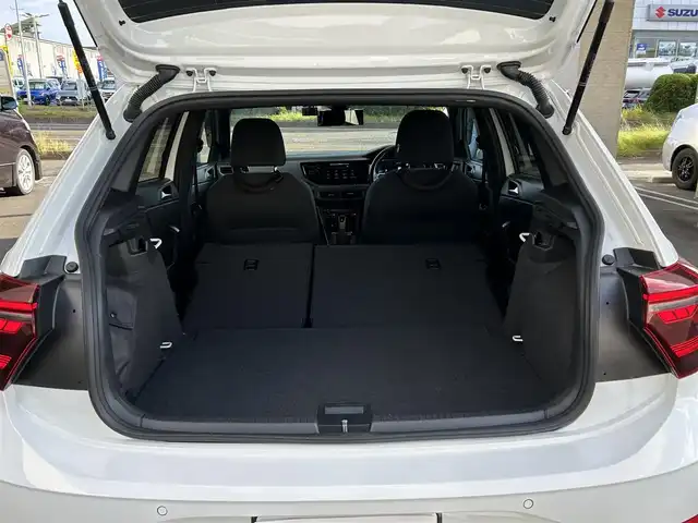 フォルクスワーゲン ＶＷ ポロ TSI Rライン 宮城県 2023(令5)年 1.3万km 白 ・ワンオーナー/・純正ナビ/（Bluetooth）/・レーダークルーズコントロール/・アイドリングストップ/・前ドライブレコーダー/・バックカメラ/・前後コーナーセンサー/・レーンキープアシスト/・パーキングアシスト/・ブラインドスポットモニター/・HIDライト/・オートライト/・オートハイビーム/・フロントフォグランプ/・リアフォグランプ/・革ステアリング/・ステアリングスイッチ/・MTモード/・パドルシフト/・ISOFIX/・ETC2.0/・電動格納ウィンカーミラー/・バイザー/・フロアマット/・スマートキー/・プッシュスタート/・スペアキー×1/・純正17インチアルミホイール/・W＋サイドエアバッグ/ABS/・横滑り防止装置/・盗難防止センサー/・取扱説明書