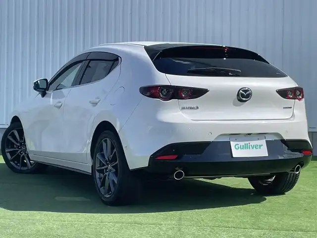 マツダ マツダ３ファストバック 15S ツーリング 香川県 2020(令2)年 1.9万km スノーフレイクホワイトパールマイカ ｉ－ＡＣＴＩＶＳＥＮＳＥ　/・AT誤発進抑制制御（前進・後退時)/・スマートシティブレーキサポート/・ブラインドスポットモニター/・レーダークルーズコントロール/・RCTA（リア・クロス・トラフィック・アラート）/・車線逸脱警報システム（LDWS)/・交通標識認識システム（TSR）/純正ＳＤナビ　/【AM/FM/DVD/Bluetooth/USB/HDMI】/フルセグＴＶ　/バックカメラ　/ヘッドアップディスプレイ　/純正18インチアルミホイール/LEDヘッドライト/オートハイビーム/革巻きステアリング/ステアリングリモコン/オートホールド/コーナーセンサー/前後ドライブレコーダー/ETC/トランクフロアカバー/パワーステアリング