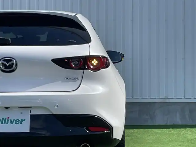 マツダ マツダ３ファストバック 15S ツーリング 香川県 2020(令2)年 1.9万km スノーフレイクホワイトパールマイカ ｉ－ＡＣＴＩＶＳＥＮＳＥ　/・AT誤発進抑制制御（前進・後退時)/・スマートシティブレーキサポート/・ブラインドスポットモニター/・レーダークルーズコントロール/・RCTA（リア・クロス・トラフィック・アラート）/・車線逸脱警報システム（LDWS)/・交通標識認識システム（TSR）/純正ＳＤナビ　/【AM/FM/DVD/Bluetooth/USB/HDMI】/フルセグＴＶ　/バックカメラ　/ヘッドアップディスプレイ　/純正18インチアルミホイール/LEDヘッドライト/オートハイビーム/革巻きステアリング/ステアリングリモコン/オートホールド/コーナーセンサー/前後ドライブレコーダー/ETC/トランクフロアカバー/パワーステアリング