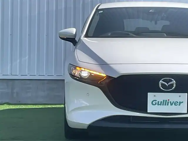 マツダ マツダ３ファストバック 15S ツーリング 香川県 2020(令2)年 1.9万km スノーフレイクホワイトパールマイカ ｉ－ＡＣＴＩＶＳＥＮＳＥ　/・AT誤発進抑制制御（前進・後退時)/・スマートシティブレーキサポート/・ブラインドスポットモニター/・レーダークルーズコントロール/・RCTA（リア・クロス・トラフィック・アラート）/・車線逸脱警報システム（LDWS)/・交通標識認識システム（TSR）/純正ＳＤナビ　/【AM/FM/DVD/Bluetooth/USB/HDMI】/フルセグＴＶ　/バックカメラ　/ヘッドアップディスプレイ　/純正18インチアルミホイール/LEDヘッドライト/オートハイビーム/革巻きステアリング/ステアリングリモコン/オートホールド/コーナーセンサー/前後ドライブレコーダー/ETC/トランクフロアカバー/パワーステアリング