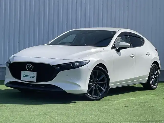 マツダ マツダ３ファストバック 15S ツーリング 香川県 2020(令2)年 1.9万km スノーフレイクホワイトパールマイカ ｉ－ＡＣＴＩＶＳＥＮＳＥ　/・AT誤発進抑制制御（前進・後退時)/・スマートシティブレーキサポート/・ブラインドスポットモニター/・レーダークルーズコントロール/・RCTA（リア・クロス・トラフィック・アラート）/・車線逸脱警報システム（LDWS)/・交通標識認識システム（TSR）/純正ＳＤナビ　/【AM/FM/DVD/Bluetooth/USB/HDMI】/フルセグＴＶ　/バックカメラ　/ヘッドアップディスプレイ　/純正18インチアルミホイール/LEDヘッドライト/オートハイビーム/革巻きステアリング/ステアリングリモコン/オートホールド/コーナーセンサー/前後ドライブレコーダー/ETC/トランクフロアカバー/パワーステアリング