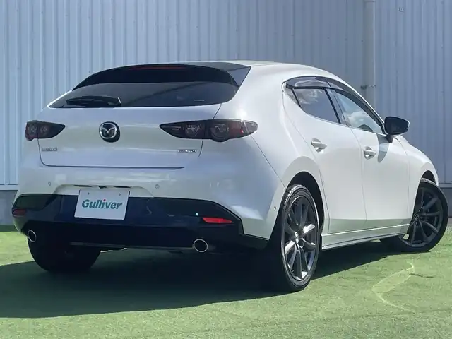 マツダ マツダ３ファストバック 15S ツーリング 香川県 2020(令2)年 1.9万km スノーフレイクホワイトパールマイカ ｉ－ＡＣＴＩＶＳＥＮＳＥ　/・AT誤発進抑制制御（前進・後退時)/・スマートシティブレーキサポート/・ブラインドスポットモニター/・レーダークルーズコントロール/・RCTA（リア・クロス・トラフィック・アラート）/・車線逸脱警報システム（LDWS)/・交通標識認識システム（TSR）/純正ＳＤナビ　/【AM/FM/DVD/Bluetooth/USB/HDMI】/フルセグＴＶ　/バックカメラ　/ヘッドアップディスプレイ　/純正18インチアルミホイール/LEDヘッドライト/オートハイビーム/革巻きステアリング/ステアリングリモコン/オートホールド/コーナーセンサー/前後ドライブレコーダー/ETC/トランクフロアカバー/パワーステアリング