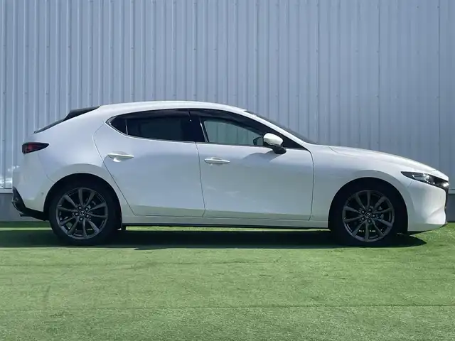 マツダ マツダ３ファストバック 15S ツーリング 香川県 2020(令2)年 1.9万km スノーフレイクホワイトパールマイカ ｉ－ＡＣＴＩＶＳＥＮＳＥ　/・AT誤発進抑制制御（前進・後退時)/・スマートシティブレーキサポート/・ブラインドスポットモニター/・レーダークルーズコントロール/・RCTA（リア・クロス・トラフィック・アラート）/・車線逸脱警報システム（LDWS)/・交通標識認識システム（TSR）/純正ＳＤナビ　/【AM/FM/DVD/Bluetooth/USB/HDMI】/フルセグＴＶ　/バックカメラ　/ヘッドアップディスプレイ　/純正18インチアルミホイール/LEDヘッドライト/オートハイビーム/革巻きステアリング/ステアリングリモコン/オートホールド/コーナーセンサー/前後ドライブレコーダー/ETC/トランクフロアカバー/パワーステアリング