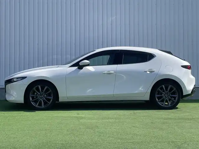 マツダ マツダ３ファストバック 15S ツーリング 香川県 2020(令2)年 1.9万km スノーフレイクホワイトパールマイカ ｉ－ＡＣＴＩＶＳＥＮＳＥ　/・AT誤発進抑制制御（前進・後退時)/・スマートシティブレーキサポート/・ブラインドスポットモニター/・レーダークルーズコントロール/・RCTA（リア・クロス・トラフィック・アラート）/・車線逸脱警報システム（LDWS)/・交通標識認識システム（TSR）/純正ＳＤナビ　/【AM/FM/DVD/Bluetooth/USB/HDMI】/フルセグＴＶ　/バックカメラ　/ヘッドアップディスプレイ　/純正18インチアルミホイール/LEDヘッドライト/オートハイビーム/革巻きステアリング/ステアリングリモコン/オートホールド/コーナーセンサー/前後ドライブレコーダー/ETC/トランクフロアカバー/パワーステアリング