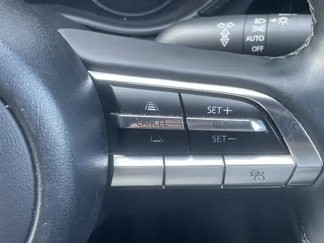 マツダ マツダ３ファストバック 15S ツーリング 香川県 2020(令2)年 1.9万km スノーフレイクホワイトパールマイカ ｉ－ＡＣＴＩＶＳＥＮＳＥ　/・AT誤発進抑制制御（前進・後退時)/・スマートシティブレーキサポート/・ブラインドスポットモニター/・レーダークルーズコントロール/・RCTA（リア・クロス・トラフィック・アラート）/・車線逸脱警報システム（LDWS)/・交通標識認識システム（TSR）/純正ＳＤナビ　/【AM/FM/DVD/Bluetooth/USB/HDMI】/フルセグＴＶ　/バックカメラ　/ヘッドアップディスプレイ　/純正18インチアルミホイール/LEDヘッドライト/オートハイビーム/革巻きステアリング/ステアリングリモコン/オートホールド/コーナーセンサー/前後ドライブレコーダー/ETC/トランクフロアカバー/パワーステアリング