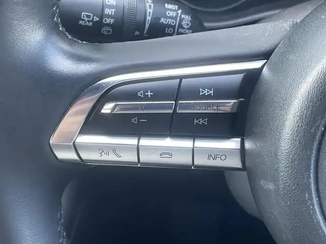 マツダ マツダ３ファストバック 15S ツーリング 香川県 2020(令2)年 1.9万km スノーフレイクホワイトパールマイカ ｉ－ＡＣＴＩＶＳＥＮＳＥ　/・AT誤発進抑制制御（前進・後退時)/・スマートシティブレーキサポート/・ブラインドスポットモニター/・レーダークルーズコントロール/・RCTA（リア・クロス・トラフィック・アラート）/・車線逸脱警報システム（LDWS)/・交通標識認識システム（TSR）/純正ＳＤナビ　/【AM/FM/DVD/Bluetooth/USB/HDMI】/フルセグＴＶ　/バックカメラ　/ヘッドアップディスプレイ　/純正18インチアルミホイール/LEDヘッドライト/オートハイビーム/革巻きステアリング/ステアリングリモコン/オートホールド/コーナーセンサー/前後ドライブレコーダー/ETC/トランクフロアカバー/パワーステアリング