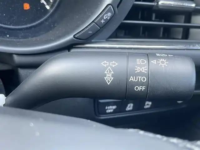 マツダ マツダ３ファストバック 15S ツーリング 香川県 2020(令2)年 1.9万km スノーフレイクホワイトパールマイカ ｉ－ＡＣＴＩＶＳＥＮＳＥ　/・AT誤発進抑制制御（前進・後退時)/・スマートシティブレーキサポート/・ブラインドスポットモニター/・レーダークルーズコントロール/・RCTA（リア・クロス・トラフィック・アラート）/・車線逸脱警報システム（LDWS)/・交通標識認識システム（TSR）/純正ＳＤナビ　/【AM/FM/DVD/Bluetooth/USB/HDMI】/フルセグＴＶ　/バックカメラ　/ヘッドアップディスプレイ　/純正18インチアルミホイール/LEDヘッドライト/オートハイビーム/革巻きステアリング/ステアリングリモコン/オートホールド/コーナーセンサー/前後ドライブレコーダー/ETC/トランクフロアカバー/パワーステアリング