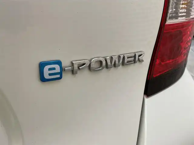 日産 ノート e－パワー X 岩手県 2016(平28)年 9.3万km ブリリアントホワイトパール アラウンドビューモニター/エマージェンシーブレーキ/車線逸脱警報/前後ソナー/横滑り防止装置/インテリジェントルームミラー/ストラーダナビ/フルセグTV/ETC/オートエアコン/オートライト/LEDヘッドライト/フォグライト/純正14インチアルミホイール/純正フロアマット