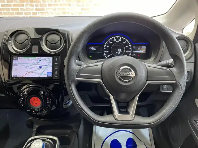 日産 ノート e－パワー X 岩手県 2016(平28)年 9.3万km ブリリアントホワイトパール アラウンドビューモニター/エマージェンシーブレーキ/車線逸脱警報/前後ソナー/横滑り防止装置/インテリジェントルームミラー/ストラーダナビ/フルセグTV/ETC/オートエアコン/オートライト/LEDヘッドライト/フォグライト/純正14インチアルミホイール/純正フロアマット