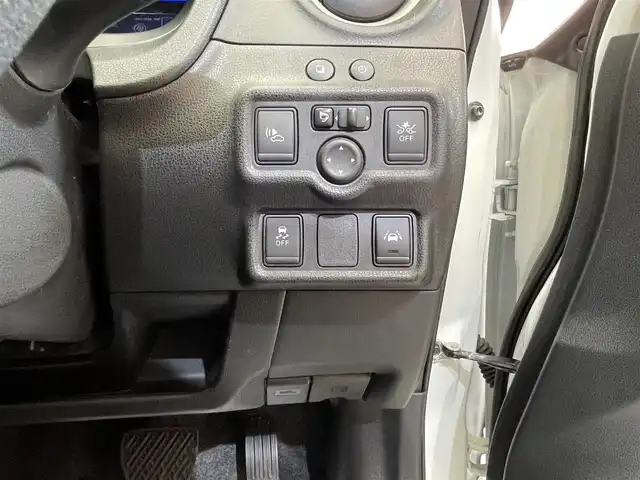 日産 ノート e－パワー X 岩手県 2016(平28)年 9.3万km ブリリアントホワイトパール アラウンドビューモニター/エマージェンシーブレーキ/車線逸脱警報/前後ソナー/横滑り防止装置/インテリジェントルームミラー/ストラーダナビ/フルセグTV/ETC/オートエアコン/オートライト/LEDヘッドライト/フォグライト/純正14インチアルミホイール/純正フロアマット