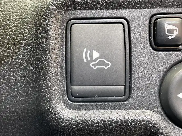 日産 ノート e－パワー X 岩手県 2016(平28)年 9.3万km ブリリアントホワイトパール アラウンドビューモニター/エマージェンシーブレーキ/車線逸脱警報/前後ソナー/横滑り防止装置/インテリジェントルームミラー/ストラーダナビ/フルセグTV/ETC/オートエアコン/オートライト/LEDヘッドライト/フォグライト/純正14インチアルミホイール/純正フロアマット