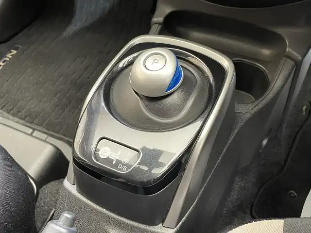 日産 ノート e－パワー X 岩手県 2016(平28)年 9.3万km ブリリアントホワイトパール アラウンドビューモニター/エマージェンシーブレーキ/車線逸脱警報/前後ソナー/横滑り防止装置/インテリジェントルームミラー/ストラーダナビ/フルセグTV/ETC/オートエアコン/オートライト/LEDヘッドライト/フォグライト/純正14インチアルミホイール/純正フロアマット