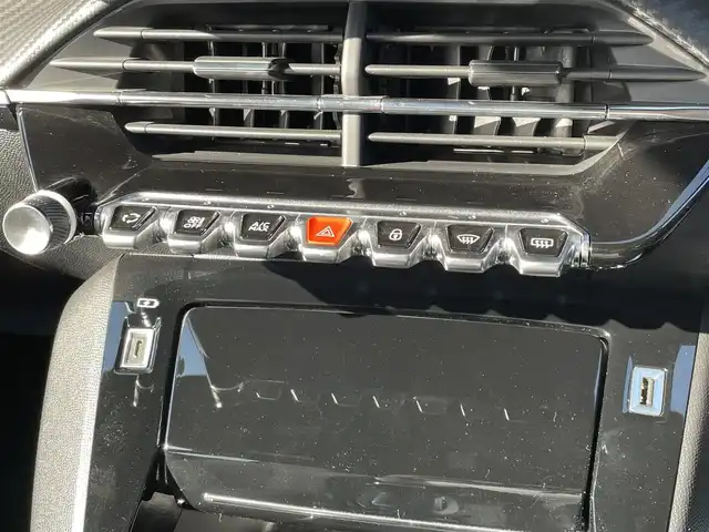 プジョー ２０８ GT ライン 東京都 2020(令2)年 3.4万km 青 アンビエントライト/クルーズコントロール/モード切替/純正ナビ/USB接続/AppleCarPlay/AndroidAuto/Bluetooth/3Dコックピットパネル/バックカメラ/ハーフレザーシート/インテリジェントハイビーム/アイドリングストップ/パーキングセンサー/アダプティブクルーズコントロール/純正オーディオ/純正17インチアルミホイール/スペアタイヤ/パワーステアリング/電動格納ミラー