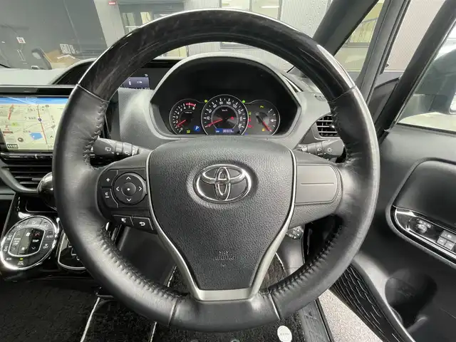 トヨタ ノア Si ダブルバイビーⅢ 滋賀県 2020(令2)年 3.9万km ブラック 社外9型ナビ/（CD/DVD/フルセグTV/BT）/トヨタセーフティセンス/・プリクラッシュセーフティ/・レーンディパーチャーアラート/・オートマチックハイビーム/社外フリップダウンモニター/ハーフレザーシート/バックカメラ/クルーズコントロール/クリアランスソナー/両側パワースライドドア/LEDヘッドライト/純正フロアマット/純正16インチAW