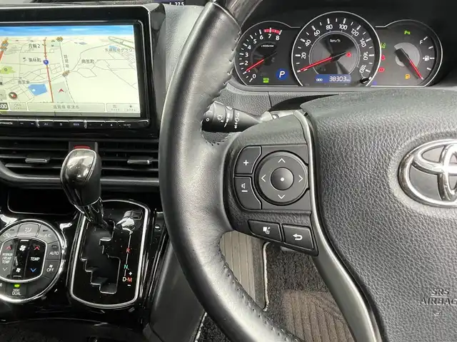 トヨタ ノア Si ダブルバイビーⅢ 滋賀県 2020(令2)年 3.9万km ブラック 社外9型ナビ/（CD/DVD/フルセグTV/BT）/トヨタセーフティセンス/・プリクラッシュセーフティ/・レーンディパーチャーアラート/・オートマチックハイビーム/社外フリップダウンモニター/ハーフレザーシート/バックカメラ/クルーズコントロール/クリアランスソナー/両側パワースライドドア/LEDヘッドライト/純正フロアマット/純正16インチAW