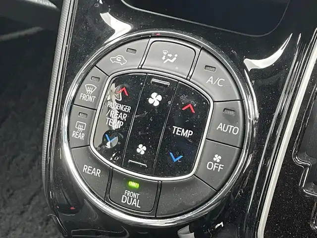 トヨタ ノア Si ダブルバイビーⅢ 滋賀県 2020(令2)年 3.9万km ブラック 社外9型ナビ/（CD/DVD/フルセグTV/BT）/トヨタセーフティセンス/・プリクラッシュセーフティ/・レーンディパーチャーアラート/・オートマチックハイビーム/社外フリップダウンモニター/ハーフレザーシート/バックカメラ/クルーズコントロール/クリアランスソナー/両側パワースライドドア/LEDヘッドライト/純正フロアマット/純正16インチAW