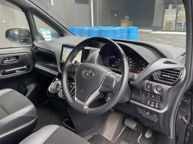 トヨタ ノア Si ダブルバイビーⅢ 滋賀県 2020(令2)年 3.9万km ブラック 社外9型ナビ/（CD/DVD/フルセグTV/BT）/トヨタセーフティセンス/・プリクラッシュセーフティ/・レーンディパーチャーアラート/・オートマチックハイビーム/社外フリップダウンモニター/ハーフレザーシート/バックカメラ/クルーズコントロール/クリアランスソナー/両側パワースライドドア/LEDヘッドライト/純正フロアマット/純正16インチAW