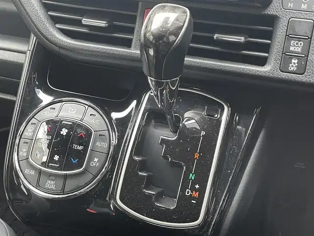 トヨタ ノア Si ダブルバイビーⅢ 滋賀県 2020(令2)年 3.9万km ブラック 社外9型ナビ/（CD/DVD/フルセグTV/BT）/トヨタセーフティセンス/・プリクラッシュセーフティ/・レーンディパーチャーアラート/・オートマチックハイビーム/社外フリップダウンモニター/ハーフレザーシート/バックカメラ/クルーズコントロール/クリアランスソナー/両側パワースライドドア/LEDヘッドライト/純正フロアマット/純正16インチAW