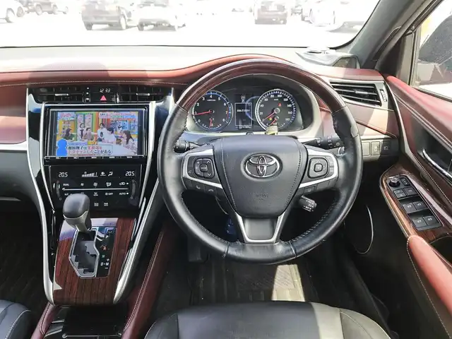 トヨタ ハリアー プレミアム 福岡県 2017(平29)年 7.5万km スパークリングブラックパールクリスタルシャイン 純正9型ナビ(BT/CD/DVD)/フルセグTV/パワーバックドア/バックカメラ/クルーズコントロール/レーンディパーチャーアラート/S-VSC/LEDヘッドランプ/オートライト/オートエアコン/木目調/革巻きコンビステアリング/ステアリングスイッチ/ハーフレザーシート/運転席パワーシート/純正18インチアルミホイール/スマートエントリー/スタートシステム/禁煙車