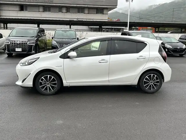 トヨタ アクア S スタイルブラック 岡山県 2020(令2)年 6.2万km ホワイトパールクリスタルシャイン 社外ナビ　/(AM.FM.CD.TV.BT)/バックカメラ　/衝突軽減ブレーキ　/クリアランスソナー　/レーンアシスト　/オートライト　/オートマチックハイビーム　/ＥＴＣ　/Ｂｌｕｅｔｏｏｔｈ接続　/横滑り防止装置　/１５インチ社外ＡＷ　/純正LEDライト