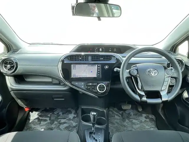 トヨタ アクア S スタイルブラック 福岡県 2020(令2)年 6.2万km ホワイトパールクリスタルシャイン 純正7インチナビ　/(AM.FM.CD.TV.Bluetooth)/バックカメラ　/衝突軽減ブレーキ　/クリアランスソナー　/レーンアシスト　/オートライト　/オートマチックハイビーム　/ＥＴＣ　/ドラレコ前/Ｂｌｕｅｔｏｏｔｈ接続　/横滑り防止装置　/１５インチ社外ＡＷ　/純正LEDライト/ドアバイザー