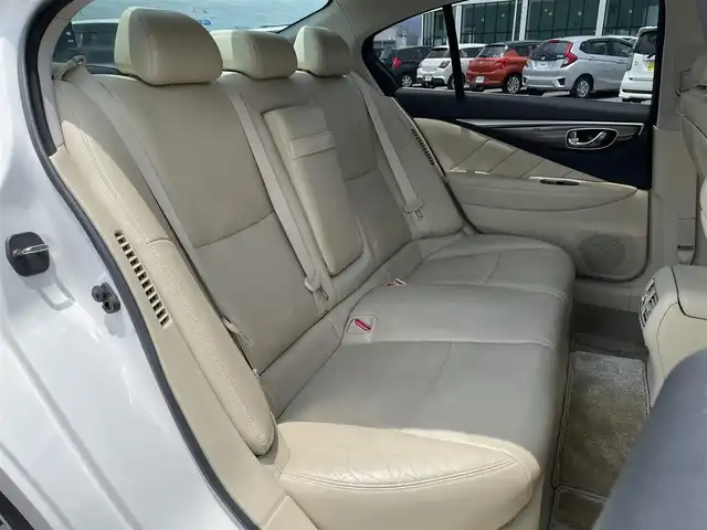 日産 スカイライン ハイブリッド 350GT Type P 佐賀県 2014(平26)年 9.2万km クリスタルホワイトパール ワンオーナー/ベージュ革シート/純正8インチSDナビ/・フルセグTV/AM/FM/CD/USB/Bluetooth/アラウンドビューモニター/ビルトインETC/D＋N席パワーシート(D席メモリー機能付)/D＋N席シートヒーター/革巻きステアリング/ステアリングリモコン/純正17インチアルミホイール/純正キセノンヘッドライト/純正LEDフォグライト/純正フロアマット/純正ドアバイザ―/新車保証書/取扱説明書/スペアキー１本/インテリジェントクルーズコントロール/車線逸脱警報（LDW）/車線逸脱防止支援システム（LDP）/ブラインドスポットワーニング/エマージェンシーブレーキ/インテリジェントペダル