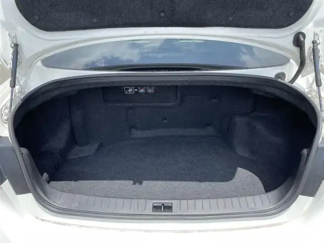 日産 スカイライン ハイブリッド 350GT Type P 佐賀県 2014(平26)年 9.2万km クリスタルホワイトパール ワンオーナー/ベージュ革シート/純正8インチSDナビ/・フルセグTV/AM/FM/CD/USB/Bluetooth/アラウンドビューモニター/ビルトインETC/D＋N席パワーシート(D席メモリー機能付)/D＋N席シートヒーター/革巻きステアリング/ステアリングリモコン/純正17インチアルミホイール/純正キセノンヘッドライト/純正LEDフォグライト/純正フロアマット/純正ドアバイザ―/新車保証書/取扱説明書/スペアキー１本/インテリジェントクルーズコントロール/車線逸脱警報（LDW）/車線逸脱防止支援システム（LDP）/ブラインドスポットワーニング/エマージェンシーブレーキ/インテリジェントペダル