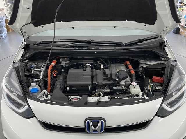 ホンダ フィット e:HEVホーム 長野県 2024(令6)年 0.9万km プラチナホワイトパール 純正ディスプレイオーディオ/（Bluetooth／USB／FM／AM)/バックカメラ/ETC/Honda SENSING/・クルースコントロール（追従あり）/・路線逸脱抑制機能/・踏み間違い衝突軽減システム/・衝突軽減ブレーキ/クリアランスソナー/電動パーキングブレーキ/ブレーキホールド/LEDヘッドライト/オートマチックハイビーム/オートライト/ハーフレザーシート/純正ホイールキャップ/ドアバイザー/純正フロアマット/スマートキー/スペアキー１本