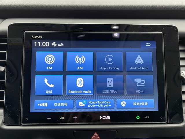 ホンダ フィット e:HEVホーム 長野県 2024(令6)年 0.9万km プラチナホワイトパール 純正ディスプレイオーディオ/（Bluetooth／USB／FM／AM)/バックカメラ/ETC/Honda SENSING/・クルースコントロール（追従あり）/・路線逸脱抑制機能/・踏み間違い衝突軽減システム/・衝突軽減ブレーキ/クリアランスソナー/電動パーキングブレーキ/ブレーキホールド/LEDヘッドライト/オートマチックハイビーム/オートライト/ハーフレザーシート/純正ホイールキャップ/ドアバイザー/純正フロアマット/スマートキー/スペアキー１本