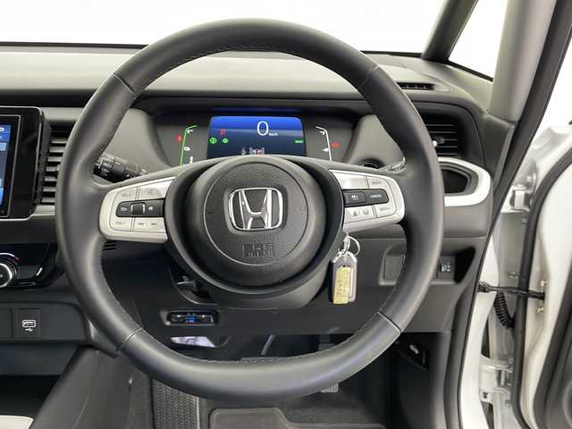ホンダ フィット e:HEVホーム 長野県 2024(令6)年 0.9万km プラチナホワイトパール 純正ディスプレイオーディオ/（Bluetooth／USB／FM／AM)/バックカメラ/ETC/Honda SENSING/・クルースコントロール（追従あり）/・路線逸脱抑制機能/・踏み間違い衝突軽減システム/・衝突軽減ブレーキ/クリアランスソナー/電動パーキングブレーキ/ブレーキホールド/LEDヘッドライト/オートマチックハイビーム/オートライト/ハーフレザーシート/純正ホイールキャップ/ドアバイザー/純正フロアマット/スマートキー/スペアキー１本
