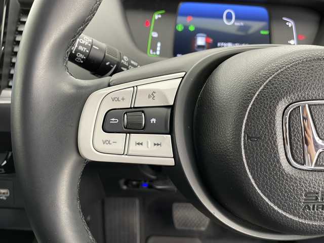 ホンダ フィット e:HEVホーム 長野県 2024(令6)年 0.9万km プラチナホワイトパール 純正ディスプレイオーディオ/（Bluetooth／USB／FM／AM)/バックカメラ/ETC/Honda SENSING/・クルースコントロール（追従あり）/・路線逸脱抑制機能/・踏み間違い衝突軽減システム/・衝突軽減ブレーキ/クリアランスソナー/電動パーキングブレーキ/ブレーキホールド/LEDヘッドライト/オートマチックハイビーム/オートライト/ハーフレザーシート/純正ホイールキャップ/ドアバイザー/純正フロアマット/スマートキー/スペアキー１本