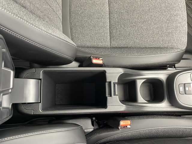 ホンダ フィット e:HEVホーム 長野県 2024(令6)年 0.9万km プラチナホワイトパール 純正ディスプレイオーディオ/（Bluetooth／USB／FM／AM)/バックカメラ/ETC/Honda SENSING/・クルースコントロール（追従あり）/・路線逸脱抑制機能/・踏み間違い衝突軽減システム/・衝突軽減ブレーキ/クリアランスソナー/電動パーキングブレーキ/ブレーキホールド/LEDヘッドライト/オートマチックハイビーム/オートライト/ハーフレザーシート/純正ホイールキャップ/ドアバイザー/純正フロアマット/スマートキー/スペアキー１本