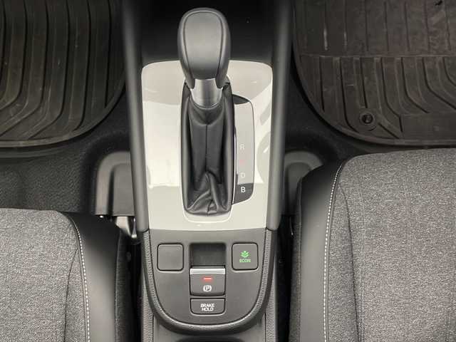 ホンダ フィット e:HEVホーム 長野県 2024(令6)年 0.9万km プラチナホワイトパール 純正ディスプレイオーディオ/（Bluetooth／USB／FM／AM)/バックカメラ/ETC/Honda SENSING/・クルースコントロール（追従あり）/・路線逸脱抑制機能/・踏み間違い衝突軽減システム/・衝突軽減ブレーキ/クリアランスソナー/電動パーキングブレーキ/ブレーキホールド/LEDヘッドライト/オートマチックハイビーム/オートライト/ハーフレザーシート/純正ホイールキャップ/ドアバイザー/純正フロアマット/スマートキー/スペアキー１本