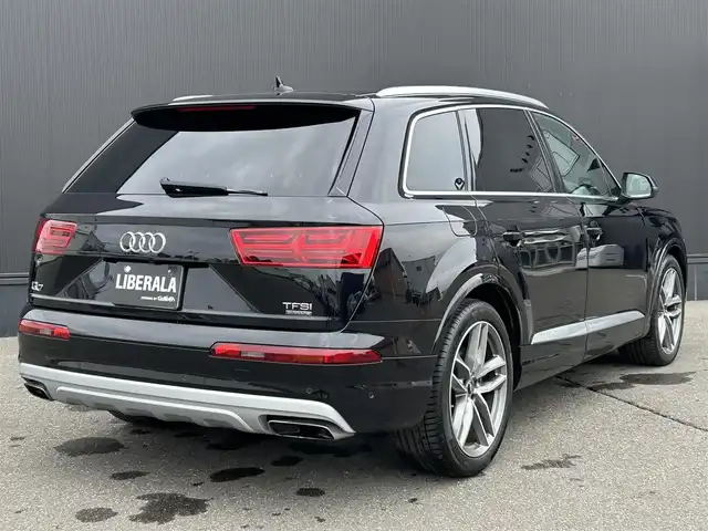 アウディ Ｑ７ 3.0TFSIクワトロアダプティブエアサスペンション 道東・釧路十勝 2017(平29)年 5.8万km 黒 ７シーターパッケーゲ/　　三列目シート /　　サンブラインド /　　4ゾーンデラックスオートマチック/　　エアコンディショナー/　　シートヒーター（フロント/リヤ）/リアアシスタンスパッケージ/　　アウディサイドアシスト/　　アウディプレセンスリヤ/　　サイドエアバッグ（リヤ）/コンフォートシートパッケージ/純正ナビ/　　CD/DVD/SD/BT/USB/フルセグ/全方位モニター/バーチャルコックピット/純正ETC/社外前後ドライブレコーダー/レーダー探知機/アダプティブクルーズコントロール/パーキングアシスト/マトリクスLEDヘッドライト/フロントシートエアコン/パワーバックドア/純正21インチAW/純正フロアマット