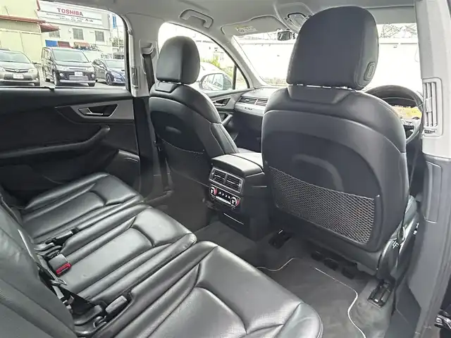 アウディ Ｑ７ 3.0TFSIクワトロアダプティブエアサスペンション 道東・釧路十勝 2017(平29)年 5.8万km 黒 ７シーターパッケーゲ/　　三列目シート /　　サンブラインド /　　4ゾーンデラックスオートマチック/　　エアコンディショナー/　　シートヒーター（フロント/リヤ）/リアアシスタンスパッケージ/　　アウディサイドアシスト/　　アウディプレセンスリヤ/　　サイドエアバッグ（リヤ）/コンフォートシートパッケージ/純正ナビ/　　CD/DVD/SD/BT/USB/フルセグ/全方位モニター/バーチャルコックピット/純正ETC/社外前後ドライブレコーダー/レーダー探知機/アダプティブクルーズコントロール/パーキングアシスト/マトリクスLEDヘッドライト/フロントシートエアコン/パワーバックドア/純正21インチAW/純正フロアマット