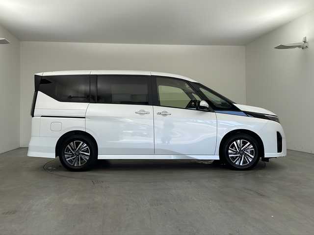 日産 セレナ ハイウェイスター V 兵庫県 2023(令5)年 3.9万km ブリリアントホワイトパール ・ディスプレイオーディオ/・Bluetooth/・アラウンドビューモニター/・両側パワースライドドア/・タッチフリースライドドア/・アイドリングストップ/・ETC/・スマートキー/・LEDライト/・プッシュスタート/・パドルシフト/・デジタルインナーミラー/・社外前方ドライブレコーダー/・プロパイロット/・エマージェンシーブレーキ/・ハンドル支援機能/・車線逸脱防止支援/・後側方衝突防止支援/・踏み間違い衝突防止支援/・先行車発進お知らせ/・標識検知支援/・クリアランスソナー/・プラズマクラスター/・純正16インチアルミホイール/・フロアマット/・純正エアロ/・横滑り防止装置/・アイドリングストップ