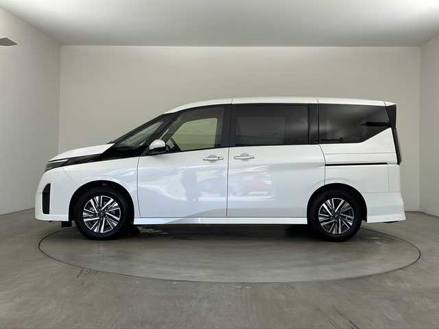 日産 セレナ ハイウェイスター V 兵庫県 2023(令5)年 3.9万km ブリリアントホワイトパール ・ディスプレイオーディオ/・Bluetooth/・アラウンドビューモニター/・両側パワースライドドア/・タッチフリースライドドア/・アイドリングストップ/・ETC/・スマートキー/・LEDライト/・プッシュスタート/・パドルシフト/・デジタルインナーミラー/・社外前方ドライブレコーダー/・プロパイロット/・エマージェンシーブレーキ/・ハンドル支援機能/・車線逸脱防止支援/・後側方衝突防止支援/・踏み間違い衝突防止支援/・先行車発進お知らせ/・標識検知支援/・クリアランスソナー/・プラズマクラスター/・純正16インチアルミホイール/・フロアマット/・純正エアロ/・横滑り防止装置/・アイドリングストップ
