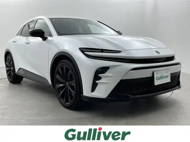 トヨタ クラウン スポーツ Z 福井県 2025(令7)年 0.5万km プレシャスホワイトパール 12.3インチ ディスプレイオーディオ（コネクティッドナビ対応）/フルセグTV/Bluetooth/Miracast/USB/AM/FM/トヨタチームメイト/全方位モニター/ToyotaSafetySense/・プリクラッシュセーフティ/・レーントレーシングアシスト/・レーンディパーチャーアラート/・レーダークルーズコントロール（全車速追従機能付）/・アダプティブハイビームシステム/・オートマチックハイビーム/・ロードサインアシスト/・ドライバー異常時対応システム/・プロアクティブドライビングアシスト/・発進遅れ告知機能：先行車・信号出遅れをサポート/・緊急時操舵支援（アクティブ操舵機能付）/・フロントクロストラフィックアラート/・レーンチェンジアシスト/ブラインドスポットモニター/電動メモリーシート/レザーシート /シートヒーター /エアシート/革巻きステアリング/ステアリングリモコン/ステアリングヒーター/ステアリングチルド機構/プッシュスタート /スペアキー/パワーバックドア /LED/フォグランプ/純正トノカバー/純正２１インチアルミホイール/純正フロアマット