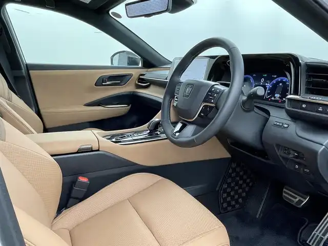 トヨタ クラウン スポーツ Z 福井県 2025(令7)年 0.5万km プレシャスホワイトパール 12.3インチ ディスプレイオーディオ（コネクティッドナビ対応）/フルセグTV/Bluetooth/Miracast/USB/AM/FM/トヨタチームメイト/全方位モニター/ToyotaSafetySense/・プリクラッシュセーフティ/・レーントレーシングアシスト/・レーンディパーチャーアラート/・レーダークルーズコントロール（全車速追従機能付）/・アダプティブハイビームシステム/・オートマチックハイビーム/・ロードサインアシスト/・ドライバー異常時対応システム/・プロアクティブドライビングアシスト/・発進遅れ告知機能：先行車・信号出遅れをサポート/・緊急時操舵支援（アクティブ操舵機能付）/・フロントクロストラフィックアラート/・レーンチェンジアシスト/ブラインドスポットモニター/電動メモリーシート/レザーシート /シートヒーター /エアシート/革巻きステアリング/ステアリングリモコン/ステアリングヒーター/ステアリングチルド機構/プッシュスタート /スペアキー/パワーバックドア /LED/フォグランプ/純正トノカバー/純正２１インチアルミホイール/純正フロアマット