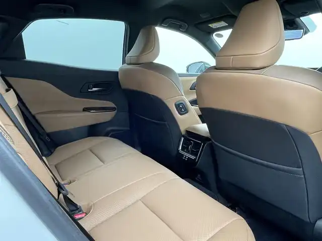 トヨタ クラウン スポーツ Z 福井県 2025(令7)年 0.5万km プレシャスホワイトパール 12.3インチ ディスプレイオーディオ（コネクティッドナビ対応）/フルセグTV/Bluetooth/Miracast/USB/AM/FM/トヨタチームメイト/全方位モニター/ToyotaSafetySense/・プリクラッシュセーフティ/・レーントレーシングアシスト/・レーンディパーチャーアラート/・レーダークルーズコントロール（全車速追従機能付）/・アダプティブハイビームシステム/・オートマチックハイビーム/・ロードサインアシスト/・ドライバー異常時対応システム/・プロアクティブドライビングアシスト/・発進遅れ告知機能：先行車・信号出遅れをサポート/・緊急時操舵支援（アクティブ操舵機能付）/・フロントクロストラフィックアラート/・レーンチェンジアシスト/ブラインドスポットモニター/電動メモリーシート/レザーシート /シートヒーター /エアシート/革巻きステアリング/ステアリングリモコン/ステアリングヒーター/ステアリングチルド機構/プッシュスタート /スペアキー/パワーバックドア /LED/フォグランプ/純正トノカバー/純正２１インチアルミホイール/純正フロアマット